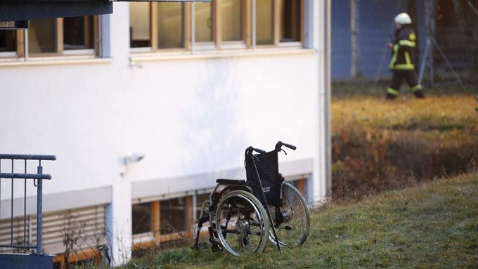 V této budově měla chráněnou dílnu pro lidi s mentálním a kombinovaným postižením organizace Caritas. Ve schwarzwaldském Titisee-Neustadtu v ní v pondělí zemřelo 14 lidí.