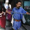 Felix Anaye, 32, who is portraying Jesus Christ, walks as he is pulled on a chain by a man portraying a Roman soldier ahead of Good Friday in Mandaluyong city, metro Manila March 28, 2013. Penitents will be nailed to a cross on Good Friday in a display of religious devotion in the Philippines, a predominantly Catholic country. Holy Week is celebrated in many Christian traditions during the week before Easter. REUTERS/Romeo Ranoco (PHILIPPINES - Tags: RELIGION) Published: Bře. 28, 2013, 6:02 dop.