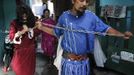 Felix Anaye, 32, who is portraying Jesus Christ, walks as he is pulled on a chain by a man portraying a Roman soldier ahead of Good Friday in Mandaluyong city, metro Manila March 28, 2013. Penitents will be nailed to a cross on Good Friday in a display of religious devotion in the Philippines, a predominantly Catholic country. Holy Week is celebrated in many Christian traditions during the week before Easter. REUTERS/Romeo Ranoco (PHILIPPINES - Tags: RELIGION) Published: Bře. 28, 2013, 6:02 dop.