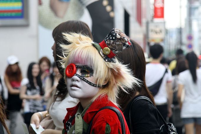 Pozoruhodné kreace nosí mladí lidé v tokijské čtvrti Haradžuku.