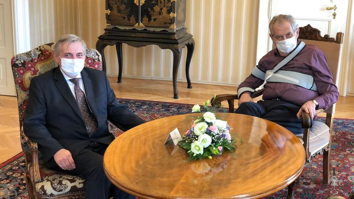 Oprava Rafajova úřadu za 50 milionů skončila u jemu známé firmy. Prověřuje to NCOZ