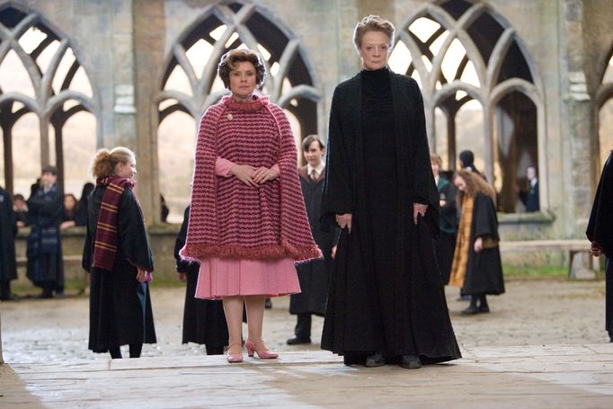 Imelda Staunton a Maggie Smith v pátém dílu Harryho Pottera z roku 2007.