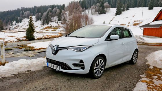 Teplá Vltava na Kvildě a sníh pokrytý pískem ze Sahary. S elektrickým Renaultem Zoe jsme vyrazili na Šumavu.