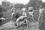 K oblíbeným kratochvílím patřil také zápas, květen 1917.