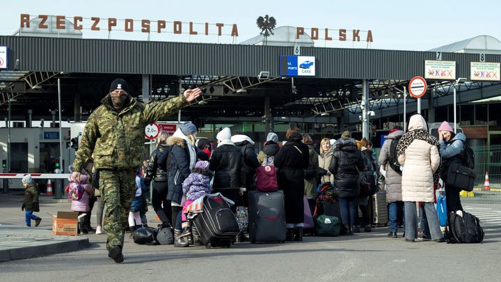 Novinář, který odjíždí z Ukrajiny: Výbuchy duněly, až se třásla okna autobusu; Zdroj foto: Reuters