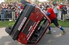 Rakušan Frank Muellner překonává rekord v obracení aut holáma rukama. Během pěti minut obrátil auto osmkrát.