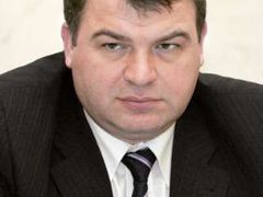 Anatolij Serďukov ve vládě zůstane. Příbuzenský vztah s premiérem zjevně není překážkou