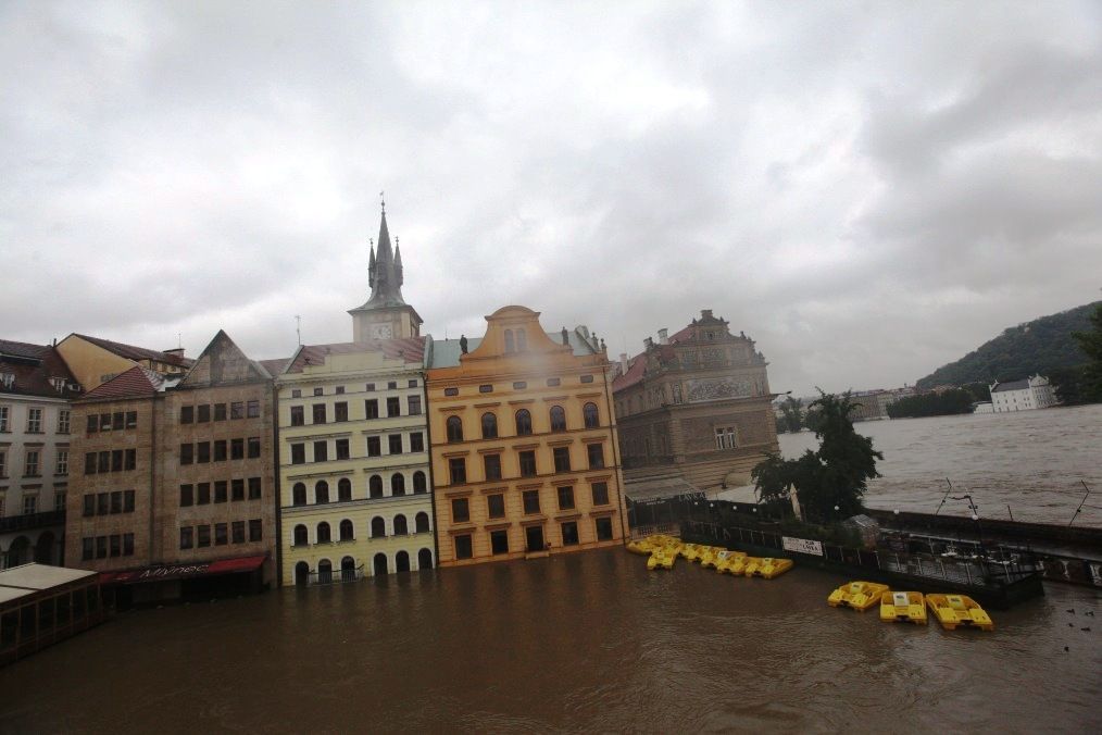 Centrum Prahy - Vltava - pondělí - povodně