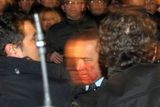 Italský premiér Silvio Berlusconi poté, co ho mladík na mítinku udeřil pěstí do obličeje.