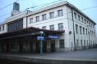 Vlak usmrtil člověka, trať Pardubice-Hradec stála
