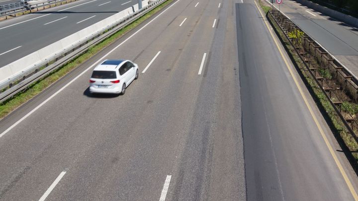 Jezdit se má vpravo. Policie se zaměřuje na kontroly jízdy v dálničních pruzích; Zdroj foto: Shutterstock