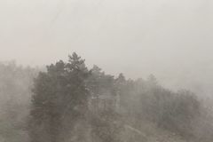 Studená fronta přinesla do Česka intenzivní sněžení, objevily se i zimní bouřky