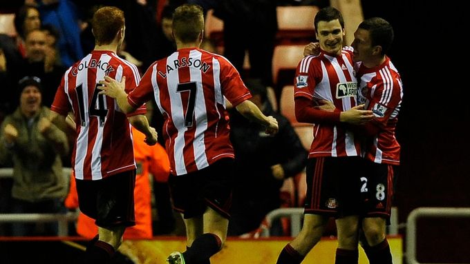 Fotbalisté Sunderlandu slaví díky povedenému obratu postup do semifinále Ligového poháru.