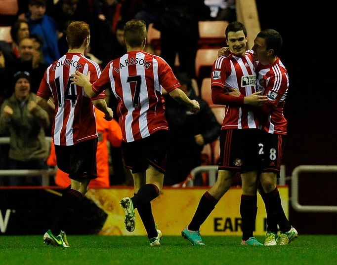 Adam Johnson (druhý zprava) ze Sunderlandu slaví svůj vítězný gól proti Manchesteru City.