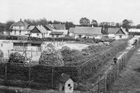 Pohled na Sobiborský tábor I a Vorlager (německé obytné prostory) v pozadí, pořízený ze strážní věže, počátek léta 1943.