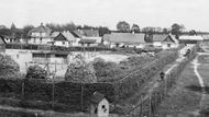 Pohled na Sobiborský tábor I a Vorlager (německé obytné prostory) v pozadí, pořízený ze strážní věže, počátek léta 1943.