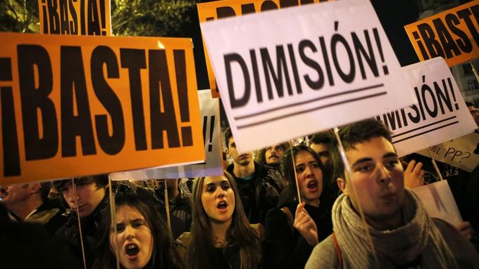 Demonstrace za odstoupení premiéra Mariana Rajoye před sídlem jeho Lidové strany v Madridu.
