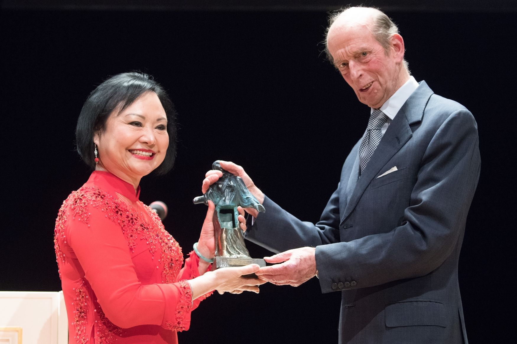 Mírová aktivistka Kim Phuc přebírá Drážďanskou cenu.