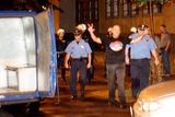 Srbská policie zatýká radikálního demonstranta, který spolu s několika desítkami dalších demonstroval v noci před bělehradským soudem proti zatčení Radovana Karadžiče.