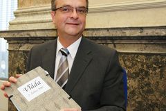 Vláda šetří. Propustí tisíce státních zaměstnanců