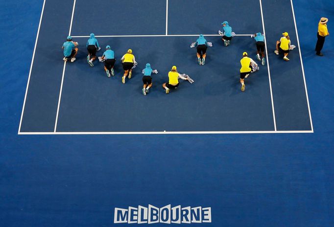 Australian Open: sběrači vysušují kurt