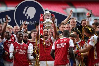 Pierre-Emerick Aubameyang slaví s Arsenalem titul v FA Cupu 2020