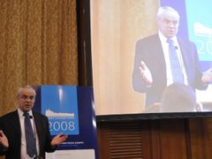 Český eurokomisař přijel za studenty rovnou z letiště po příletu z Bruselu. Ve svém projevu hovořil o evropské integraci. Během coffee breaku velmi živě debatoval s delegáty z Modelu EU.