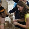 Vévodkyně Kate mluví s domorodci na Šalamounových ostrovech.