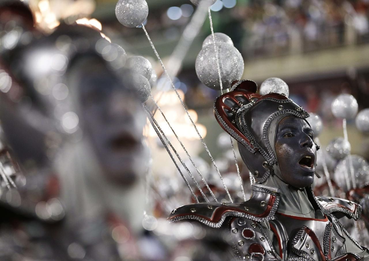 Fotogalerie: Pestrobarevná podívaná z prostředí brazilského karnevalu