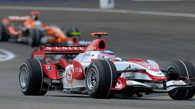 Takuma Sató se Super Aguri bojuje o co nejlepší čast v kvalifikaci na GP USA v Indianapolis.