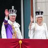 Král Karel III. a královna Camilla zdraví dav z balkonu Buckinghamského paláce po své korunovaci. Londýn, 6. května 2023.