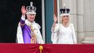 Král Karel III. a královna Camilla zdraví dav z balkonu Buckinghamského paláce po své korunovaci. Londýn, 6. května 2023.