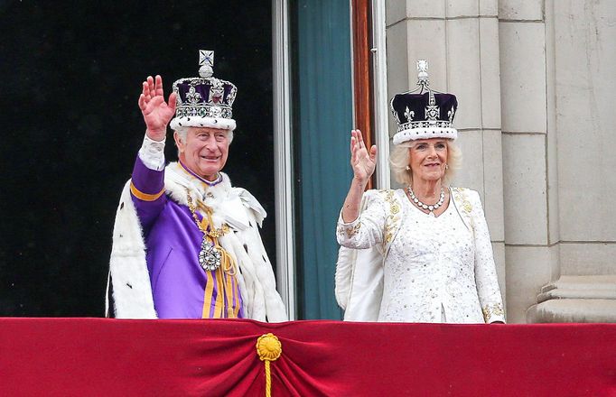 Král Karel III. a královna Camilla zdraví dav z balkonu Buckinghamského paláce po své korunovaci. Londýn, 6. května 2023.