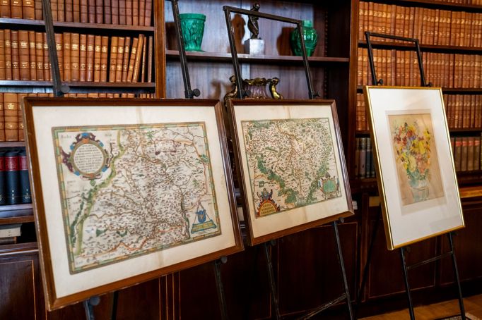 Část umělecké sbírky z pozůstalosti po Janu Masarykovi, kterou ve čtvrtek 17. července 2025 v Praze převzal ministr zahraničí Jan Lipavský.