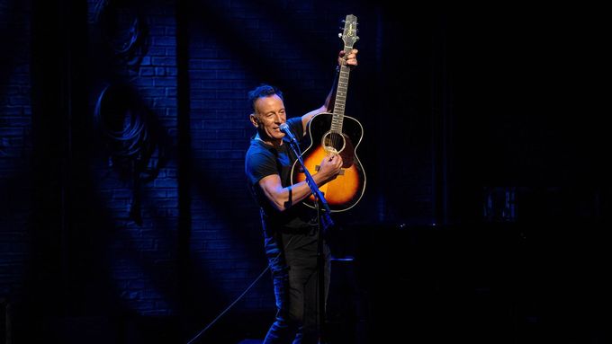 Na záznamu z Broadwaye líčí Bruce Springsteen, jak vyzvedával otce v baru.