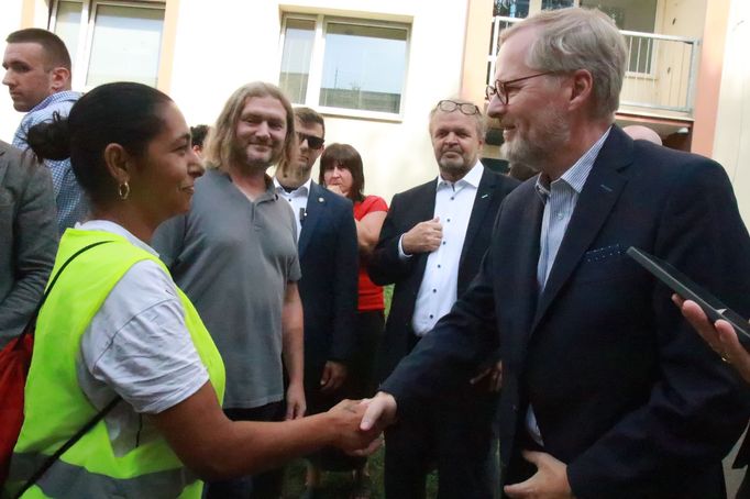 Premiér Petr Fiala se setkal také se zástupci spolku Pro lepší Mojžíř, s předsedou Matoušem Semerádem a místopředsedkyní Irenou Dunovou, které právě podává ruku.