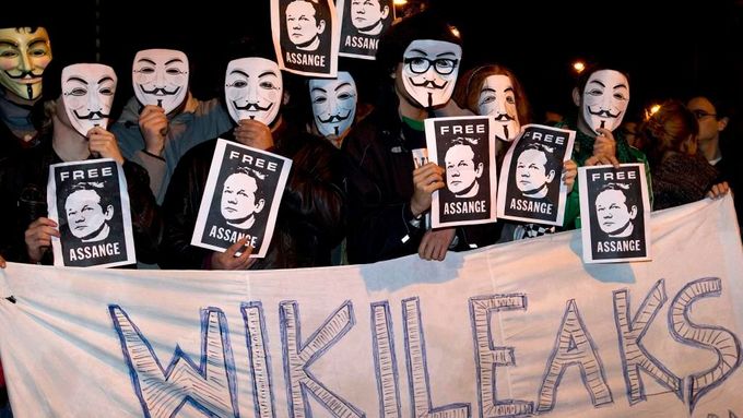 Assangeho stoupenci hrozí dalšími útoky na internetu