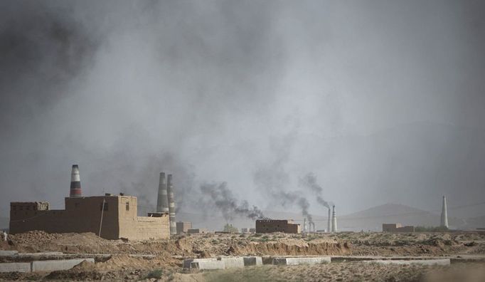 Silný smog v Kábulu mimo jiné způsobuje také težký průmysl, jenž ještě používá ekologicky nevyhovující způsob výroby. Kábul, Afghánistán.