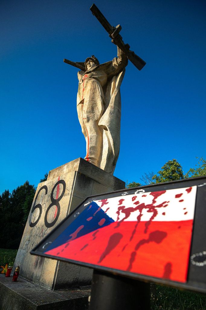 Pietní akt na výročí 21. srpna 1968 u pomníku Čest a sláva Rudé armádě v Litoměřicích.