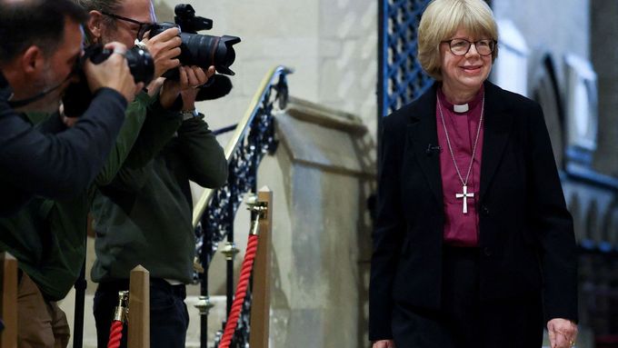 Lidé fotografují arcibiskupku z Canterbury Sarah Mullally v katedrále v Canterbury, Británie, 3. října 2025