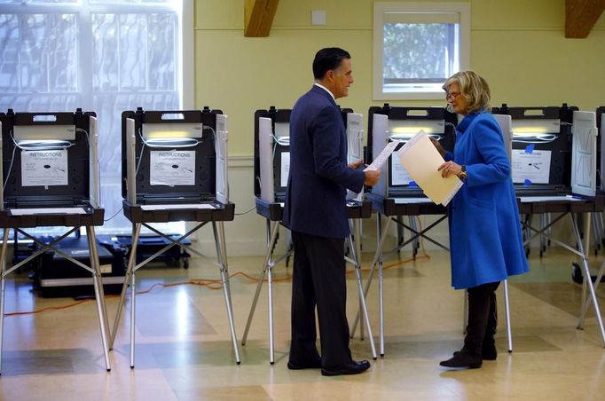 Republican presidential nominee Mitt Romney and his wife Ann finish filling out their ballots while voting during the U.S. presidential election in Belmont, Massachusetts November 6, 2012. REUTERS/Brian Snyder (UNITED STATES - Tags: POLITICS ELECTIONS USA PRESIDENTIAL ELECTION) Published: Lis. 6, 2012, 2:05 odp.