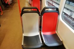 Cestující v pražském metru otestují nové sedačky z Itálie. Mají na to rok