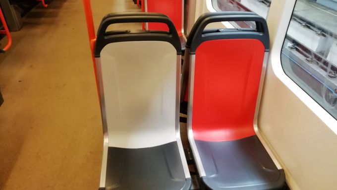 Nové sedačky v pražském metru.