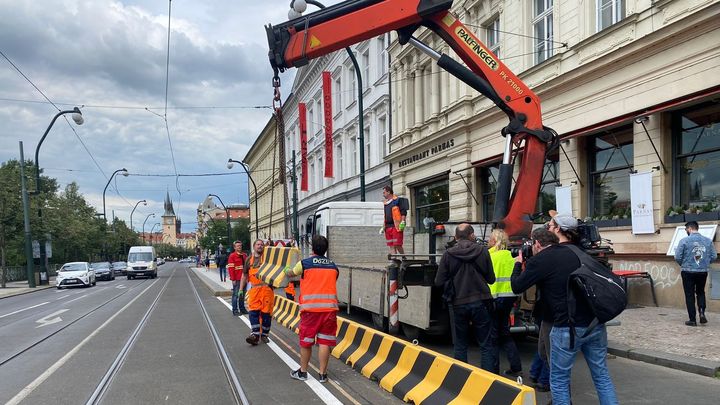 Betonové zábrany z nábřeží Praha odstranila. Nahradí je širší chodník a květináče