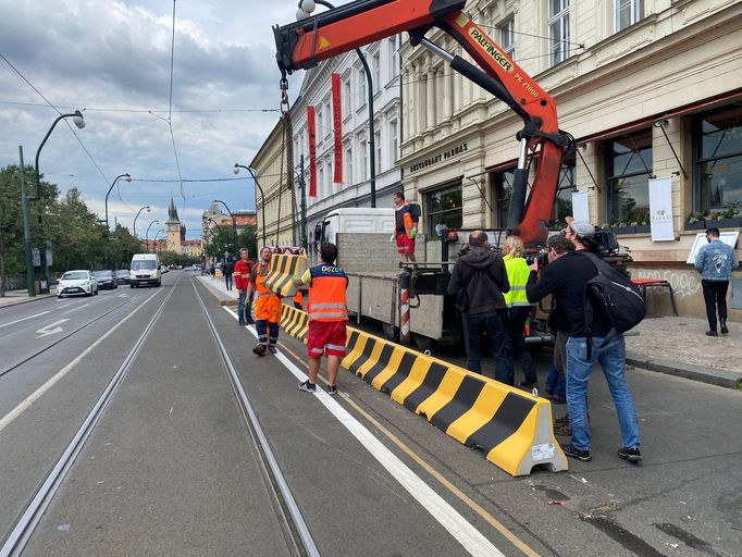 Praha nechala odstranit kritizované betonové bloky na Smetanové nábřeží.