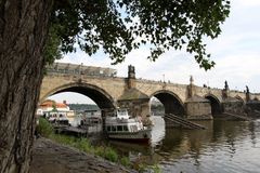 Na Karlův most se při opravách vrátil kladkostroj