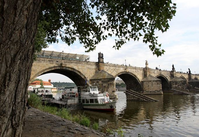 Na špatném stavu kamenů mostu se podepsala zatékající dešťová voda a také sůl používaná dříve v zimním období k rozmrazení povrchu mostu.