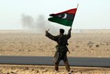 Kaddáfího odpůrce se starou královskou vlajkou
