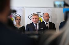 Fico po atentátu zůstává na jednotce intenzivní péče, uvedl úřad vlády
