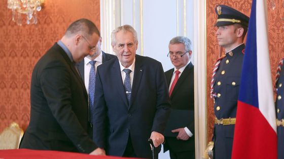 Foto: Prezident žije, třetí vystoupení vyšlo, soudci se dočkali. Přípitek za něj obstaral Ovčáček